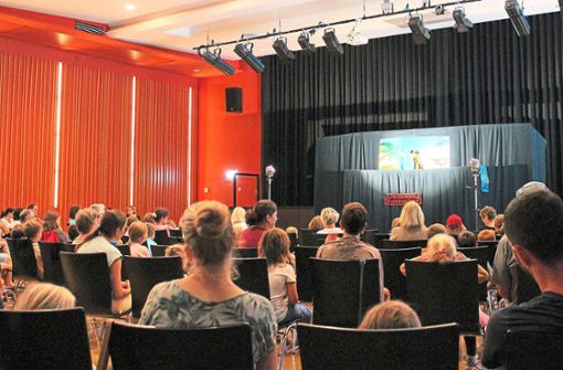 Rund 150 Zuschauer verfolgten das Spiel der Freiburger Puppenbühne in der Hausacher Stadthalle. Foto: Störr