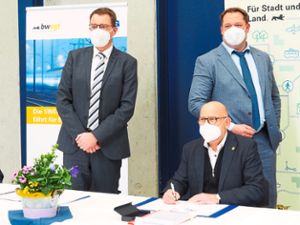 SWEG-Vorstandsvorsitzender Tobias Harms  (von links), Verkehrsminister Winfried Hermann und SWEG-Vorstand Thilo Grabo unterzeichneten den Vertrag mit Siemens Mobility. Foto: Schubert