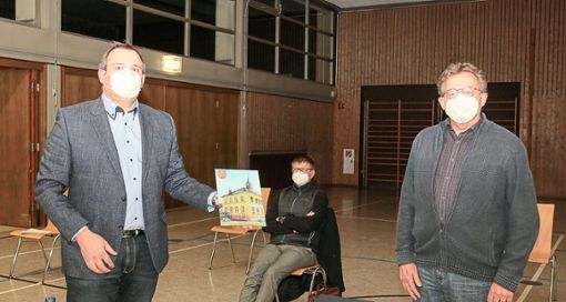Klaus Deutschkämer (rechts) wurde von Ortsvorsteher Bernd Dosch aus dem Rat verabschiedet. Foto: Decoux-Kone