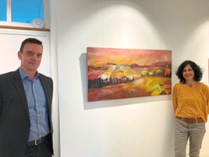Bürgermeister Erik Weide freut sich mit  Künstlerin Ellen Vetter, dass sie ihre Kunst im Rathaus zumindest virtuell präsentieren kann.  Foto: Gemeinde