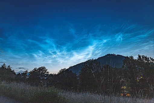 Seltenes Naturschauspiel über Wolfach: Sogenannte nachtleuchtende Wolken in der Abenddämmerung. Foto: Schmalz