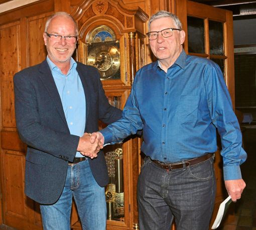 Der neue Vorsitzende Bernd Matthiß (links) verabschiedete Klaus Kurz.  Foto: Fleig Foto: Lahrer Zeitung