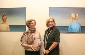 Künstlerin Marion Bekker (rechts) mit der Kulturwissenschaftlerin Julia Dold, die in ihre Werke einführte. Fotos: Decoux-Kone Foto: Lahrer Zeitung