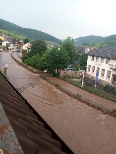 In Dörlinbach überflutete das Hochwasser am 9. Juni  die Durchgangsstraße. Foto: Kamera24 Foto: Lahrer Zeitung