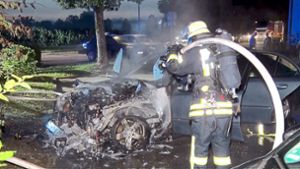 Der bis dato letzte Autobrand, den die Polizei der Serie zuordnet: In Kippenheimweiler ging Mittwochfrüh ein Mercedes in Flammen auf – Fall Nummer 46. Foto: Kamera24