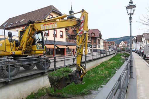 Der Dorfbach wird derzeit vom Schlamm befreit.  Foto: cbs Foto: Lahrer Zeitung