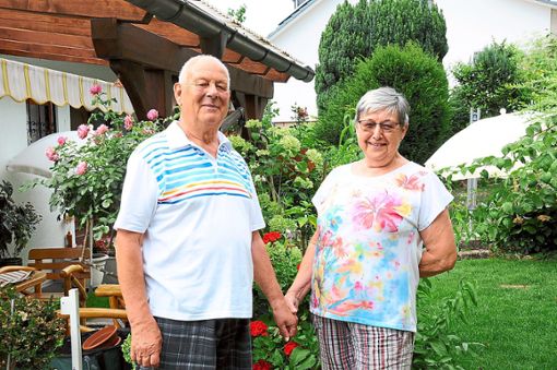 Hand in Hand: Ursel und Fritz Dettmar sind seit 60 Jahren glücklich verheiratet. Eine ihrer liebsten Beschäftigungen ist es, miteinander zu lachen. Foto: Kiryakova