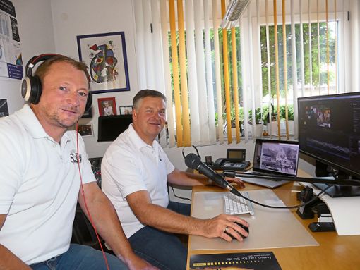 Andreas Stephan (links)  und Thomas Schlenker  vom Schützen-Musikverein haben das Video erarbeitet.  Foto: Bohnert-Seidel