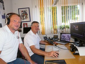 Andreas Stephan (links)  und Thomas Schlenker  vom Schützen-Musikverein haben das Video erarbeitet.  Foto: Bohnert-Seidel