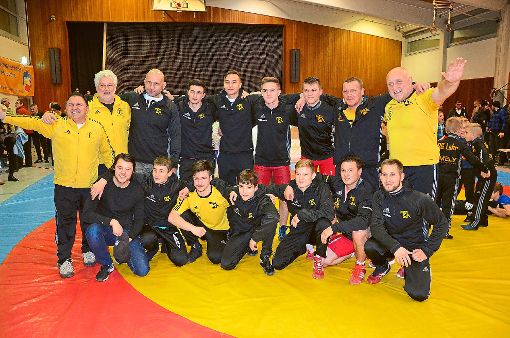 Die Lahrer Ringer freuen sich über ihren Meistertitel in der Bezirksliga.  Foto: Bühler