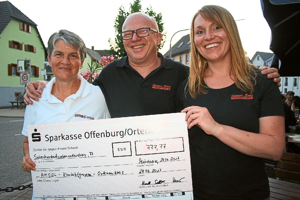 Harald Sutterer, Sabine Gwarys (links) und  Karin Schmieder freuten sich über einen Spendenscheck der Sparkasse zum Jubiläum. Den hat der Verein auf 777,77 Euro aufgerundet – zugunsten der Amsel-Kontaktgruppe, die sich um an multipler Sklerose Erkrankte kümmert.  Foto: Masson