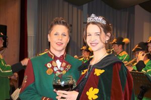 Sophia II. (Sophia Person, rechts) wurde von Oberzunftmeisterin Eva Obergföll offizielle zur neuen Rämässer-Königin gekrönt.  Foto: Mutz
