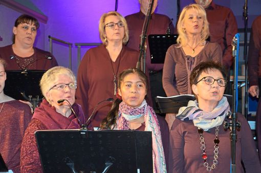 Der Chor Joy and Hope begeisterte sein Publikum in der voll besetzten St. Nikolaus Kirche Ichenheim mit Liedern und christilichen Texten. Foto: Bühler