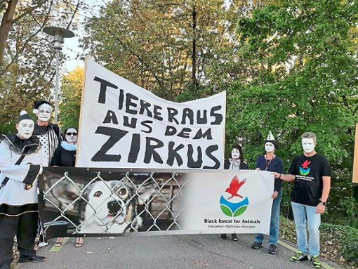 In traurigen Clownsmasken demonstrieren die Aktivsten von Black forest for animals gegen Tiere in der Manege beim Offenburger Weihnachtszirkus. Foto: privat