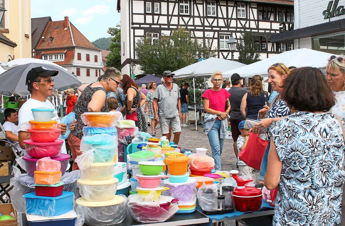 Viele bunte Tupperwaren wurden auf dem Flohmarkt in der Haslacher Altstadt angeboten.