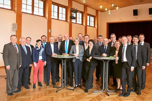 Bürgermeister aus der Region haben sich mit Wirtschaftsministerin Nicole Hoffmeister-Kraut und der CDU-Landtagsabgeordneten Marion Gentges im Ringsheimer Bürgerhaus getroffen.  Foto: AB