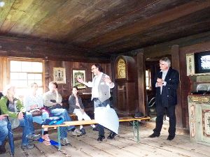 Stefan Klaus, (rechts und Thomas Hafen erzählten die ungewöhnliche Geschichte des über 400 Jahre alten Lorenzenhofs aus Oberwolfach. Foto: Jehle Foto: Schwarzwälder-Bote
