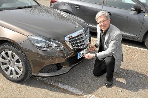 Stolz montierte Lahr Oberbürgermeister Wolfgang G. Müller Ende März an seinen Dienstwagen das neue Kennzeichen. Foto: Archiv: Ehrlich