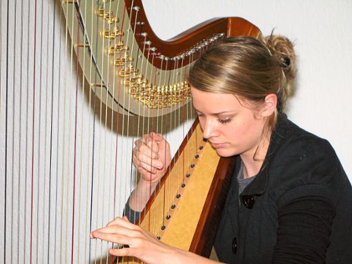 Die Harfenspielerin Mirjam Weschle ist morgen, Sonntag, in der Herz-Jesu-Kirche zu hören.  Foto: Bohnert-Seidel Foto: Lahrer Zeitung