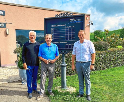 Golf-Fans unter sich (von links): Dieter Herrenknecht, Alt-Bundeskanzler Gerhard Schröder und Stefan Moser, Manager des Europa-Park Golfclub Breisgau. Foto: Golf-Club