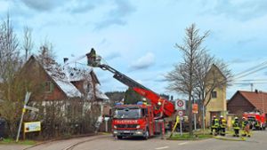 Einsatzkräfte räumen die Altburger Steige: Feuerwehreinsatz dauert zwölf Stunden