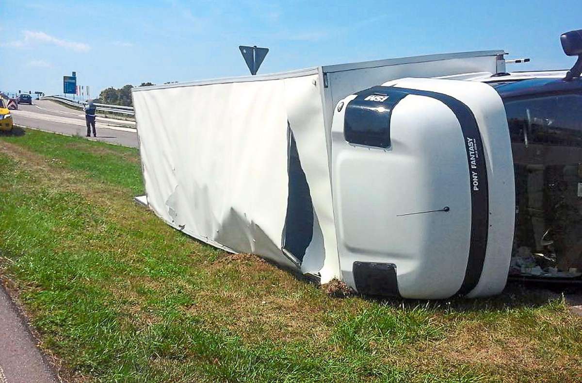 Ein voll beladener Lastwagen ist am Donnerstagnachmittag nahe der Autobahn-Anschlussstelle Rust umgestürzt. Foto: Christina Häußler / Einsatz-Report24