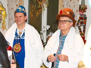 Bürgermeister Manfred Wöhrle durfte dank den »Kellerkindern« auch im Udo-Jürgens-Gedächtnischor singen und bekam einen Bademantel. Foto: Störr
