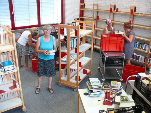 Priska Dürr (blaues T-Shirt) hat mit ehrenamtlichen Helfern die Gemeindebücherei ausgeräumt. Foto: Gemeinde Foto: Lahrer Zeitung