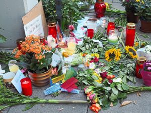 Viele Blumen, Kerzen und Briefe wurden von trauernden Bürgern vor der Praxis in Offenburg abgelegt, in der am Mittwoch ein 51-jähriger Arzt mutmaßlich von einem Asylbewerber erstochen wurde. Für Samstag sind gleich zwei Demos angekündigt.  Foto: Manz Foto: Lahrer Zeitung