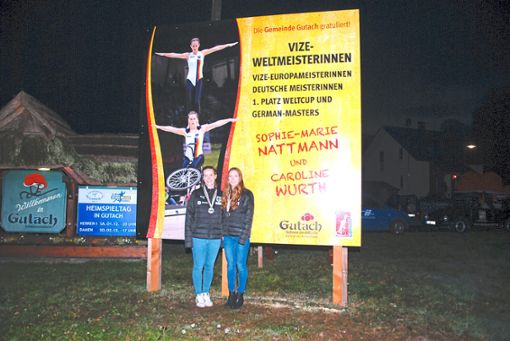 Mit einem großen Empfang begrüßten  die Gutacher ihre beiden Vizeweltmeisterinnen im Kunstradfahren, Sophie-Marie Nattmann (links) und Caroline Wurth (rechts). Ihnen  zu Ehren wurden zwei  Plakatwände aufgestellt.                                                 Foto: Becker Foto: Schwarzwälder Bote