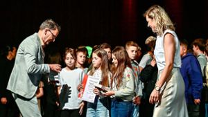 OB Markus Ibert und Senja Dewes übergaben den Kindern ihre Urkunden und Medaillen. Foto: Baublies