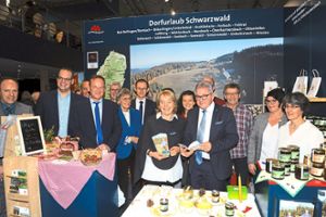 Minister Guido Wolf (vierter von rechts) kostete bei seinem Messerundgang eine der regionalen Spezialitäten.  Foto: Schwarzwald Toursismus