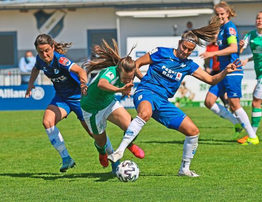 Die Spielerinnen des SC Sand (in blau, hier bei einem früheren Spiel), haben sich gegen Hoffenheim einen Punkt erkämpft Foto: Heck