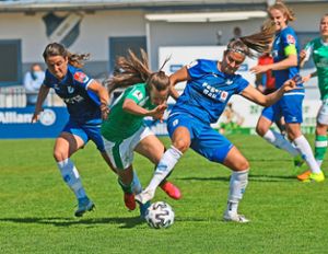 Die Spielerinnen des SC Sand (in blau, hier bei einem früheren Spiel), haben sich gegen Hoffenheim einen Punkt erkämpft Foto: Heck