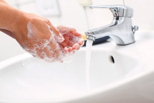 Die beste Möglichkeit, um sich vor Krankheiten jeder Art zu schützen, ist und bleibt noch immer das Händewaschen. Foto: Klose