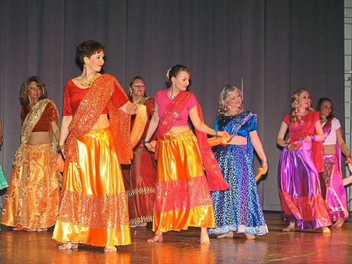 In farbenfrohen Kostümen präsentierte das Ensemble die orientalische Tanzshow Fantasia Arabica in der Sternenberghalle. Foto: cbs Foto: Lahrer Zeitung
