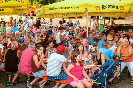 Alle Plätze belegt: Das Fest auf dem Alte-Waage-Platz ist mittlerweile zu einem Renner in Rust geworden. Foto: Decoux-Kone Foto: Lahrer Zeitung