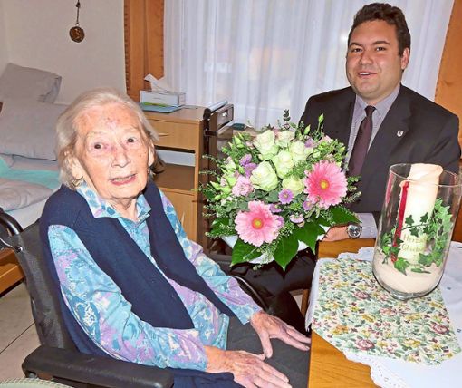 Klara Hanisch begrüßt zu ihrem 103. Geburtstag Bürgermeister Matthias Bauernfeind. Foto: Haas Foto: Schwarzwälder Bote