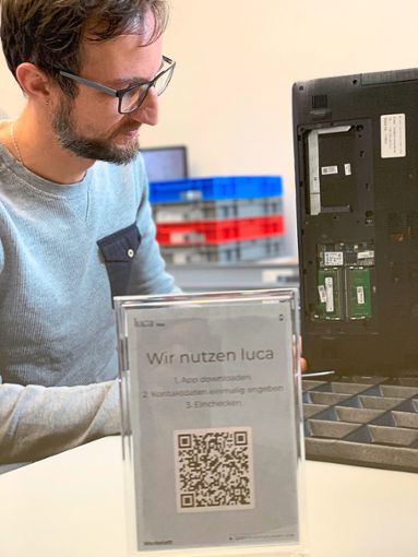 Wenn Kunden ihren kaputten Computer in der Seelbacher Firma zur Reparatur bringen, können sie zuvor ihre Daten über die Luca-App übermitteln.  Foto: Himmelsbach