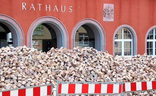Rot-brauner Kern-Porphyr lagert bereits vor dem Kenzinger Rathaus. Mit diesem Material werden die Gehwegbereiche gepflastert.  Foto: Schnabl Foto: Lahrer Zeitung