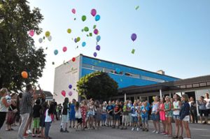 Hier steigen die Ballons zum Start der Gemeinschaftsschule in die Luft. Nun gibt es weiteren Grund zur Freude: Die Ferdinand-Ruska-Schule nimmt als eine von 100 Pilotschulen im Land an einer digitalen Lernplattform teil.  Foto: Archiv: Bender
