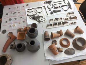Zu den Funden, die bei Ausgrabungen auf der Lützelhardt gefunden wurden, gehören unter anderem Gefäße, Waffenteile oder auch Münzen. Fotos: privat Foto: Lahrer Zeitung