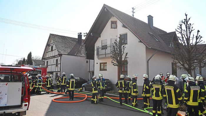 Großeinsatz in Kürzell: Ein Verletzter nach Brand in Mehrfamilienhaus
