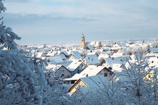 Verschneite Dächer: Blick vom Kahlenberg über Ringsheim. Foto: Mutz