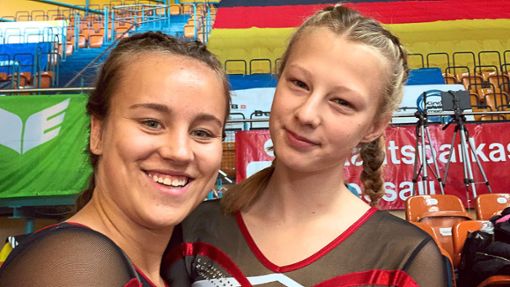 Indira Häußermann (links) und  Rosalie Schmidt wurden Sechste bei den deutschen Meisterschaften im Trampolin-Synchronturnen.  Foto: Papp Foto: Lahrer Zeitung