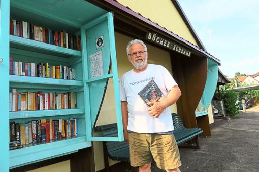 Helmut Jundt hat auf seinem Grundstück in Friesenheim Im Ried zwei Bücherregale gebaut. Alle Bürger sind nun dazu eingeladen,  Bücher auszuleihen, vor Ort auf der Bank zu lesen oder mit nach Hause zu nehmen. Foto: Bohnert-Seidel Foto: Lahrer Zeitung