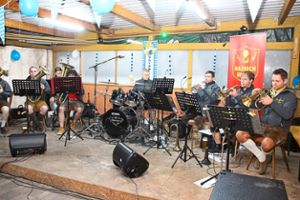 Das junge Musikerensemble Badisch Blech hatte die Gäste des Oktoberfests mit ihren zünftigen Klängen im Sportheim in Kürzell bei Laune gehalten. Foto: Fotos: Lehmann