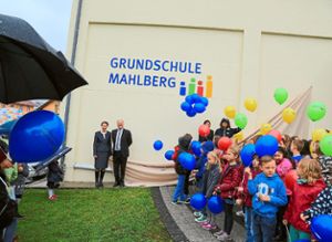 Schulleiterin Johanna Herrmann und Dietmar Benz enthüllten das neue Logo. 194 Schüler ließen Luftballons steigen.  Foto: dec Foto: Lahrer Zeitung