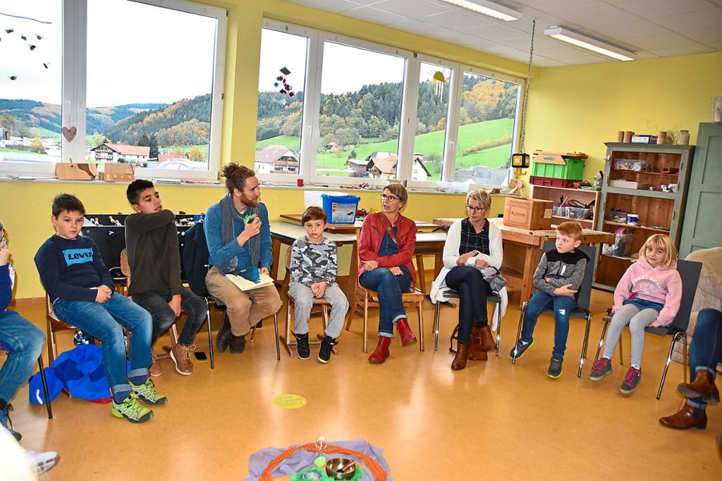 Dritt- und Viertklässler der Grundschule Schuttertal diskutierten gemeinsam mit Sinan von Sietencron und einigen Eltern über das Thema Anders sein.