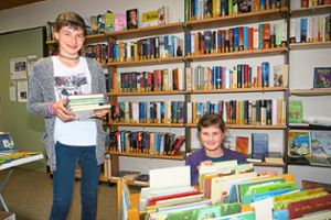Lisa (links) und Maja zählen zu den großen Leseratten und besuchen gerne die Bücherei im Pfarrheim Schuttern.  Foto: Bohnert-Seidel Foto: Lahrer Zeitung